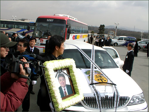 김형곤씨의 시신을 실은 흰색 운구차가 청아공원 납골당에 도착했다. 